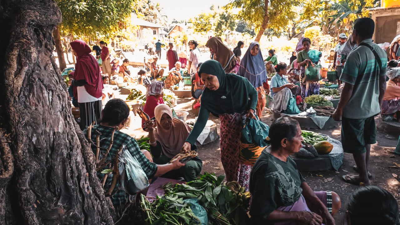 Bertukar Ikan dan Ubi Kayu, Pasar Barter Wulandoni Lembata, NTT. 2023