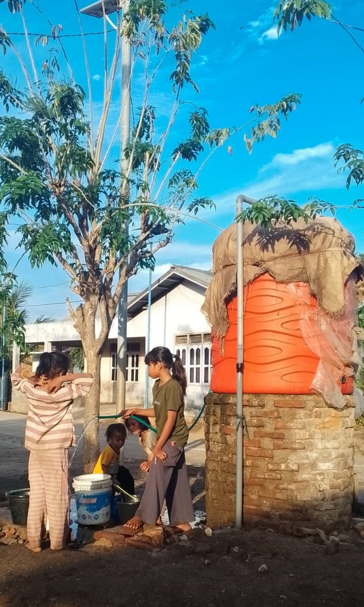 Ambil air untuk mandi, Halimah. Kolipadan, NTT. 2025